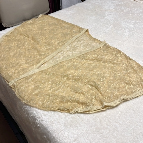 Sparkly gold lace shawl. XL - Picture 4 of 4